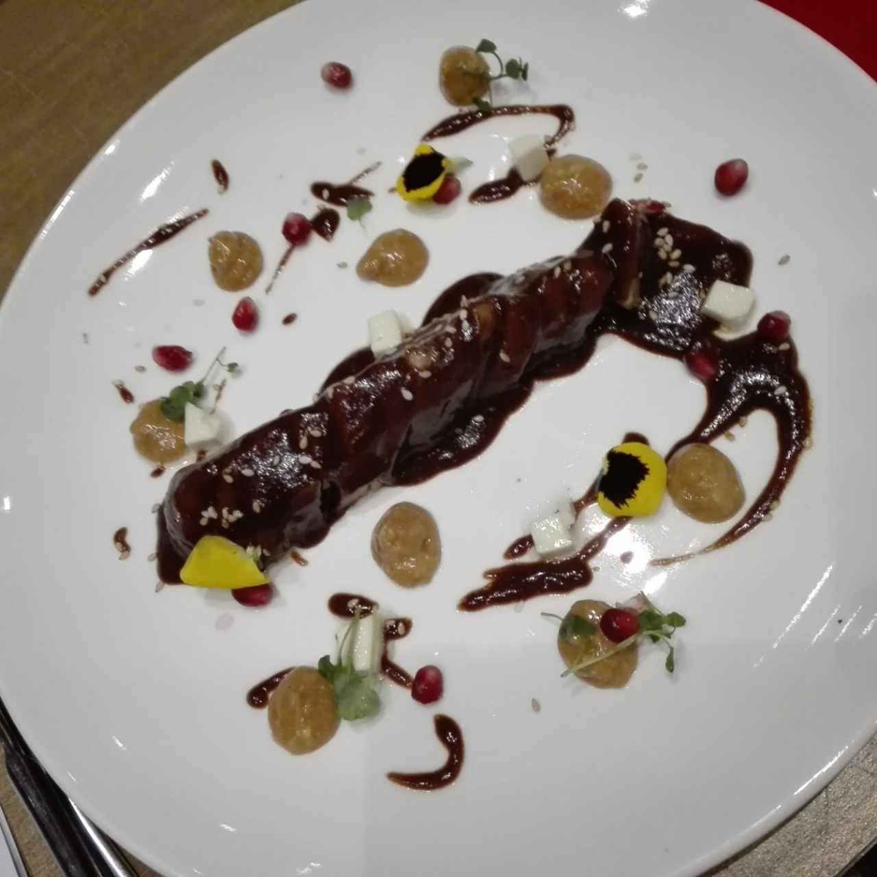 Pollo a baja temperatura con mole de turrón, Granada y queso de país 