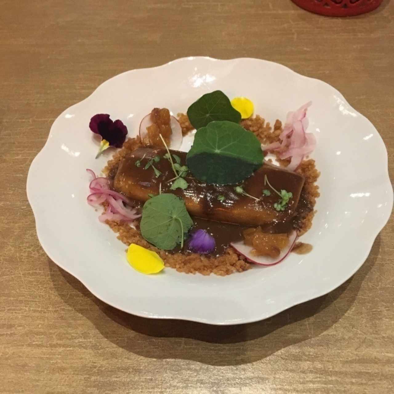 Canelón de cochinillo, chutney de piña y chicharrón