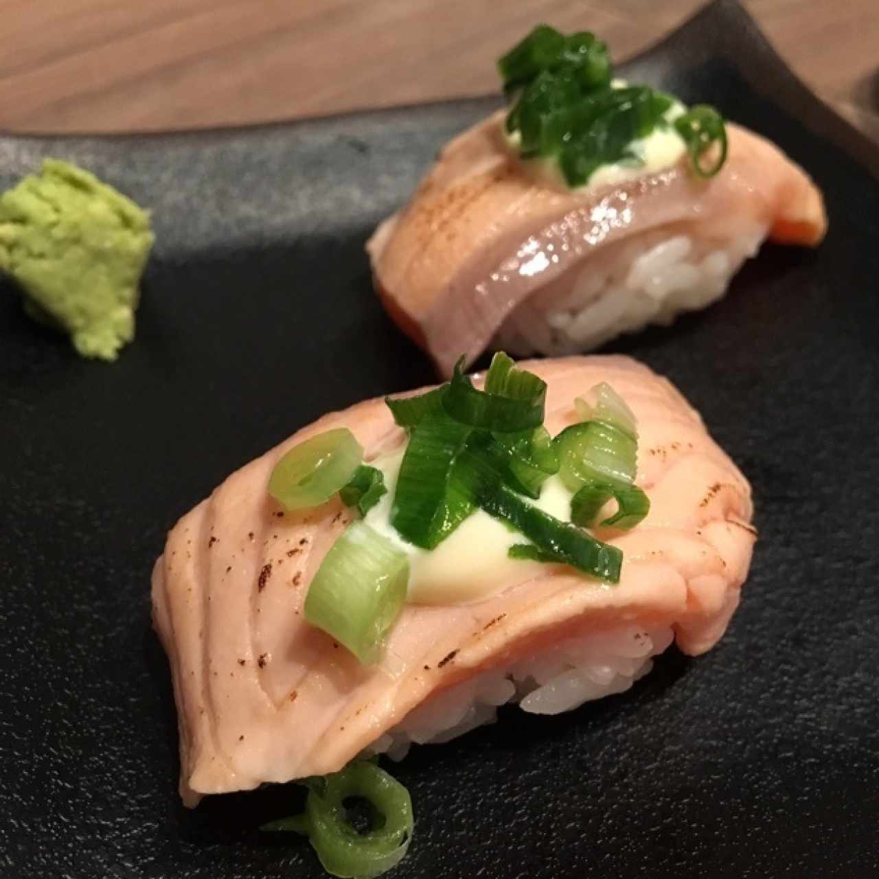 Sushi - Salmón aburi sushi