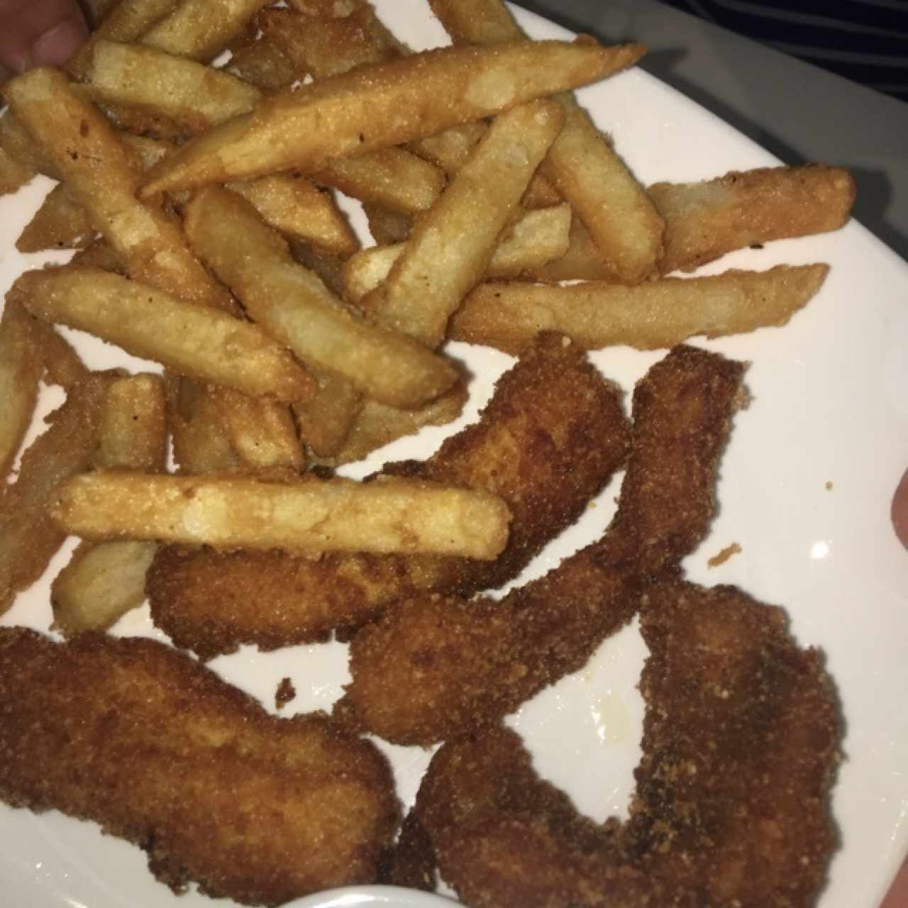 Deditos de corvina acompañado de papitas fritas