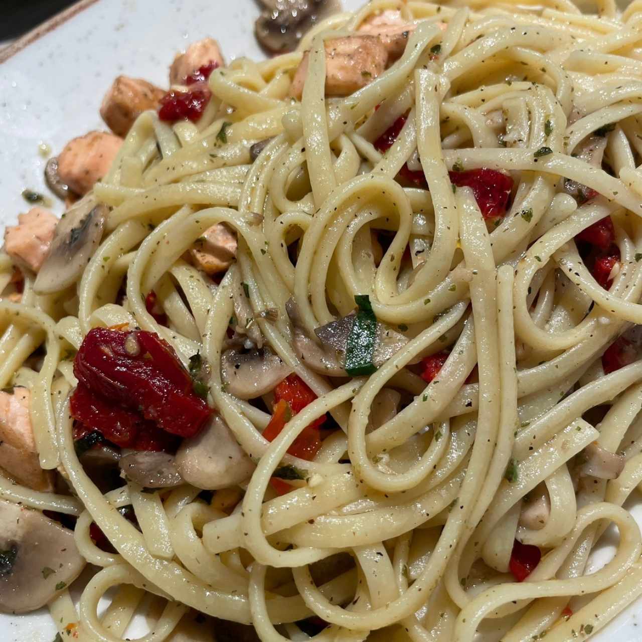 10. Linguine al oléo con tomate seco y hongos