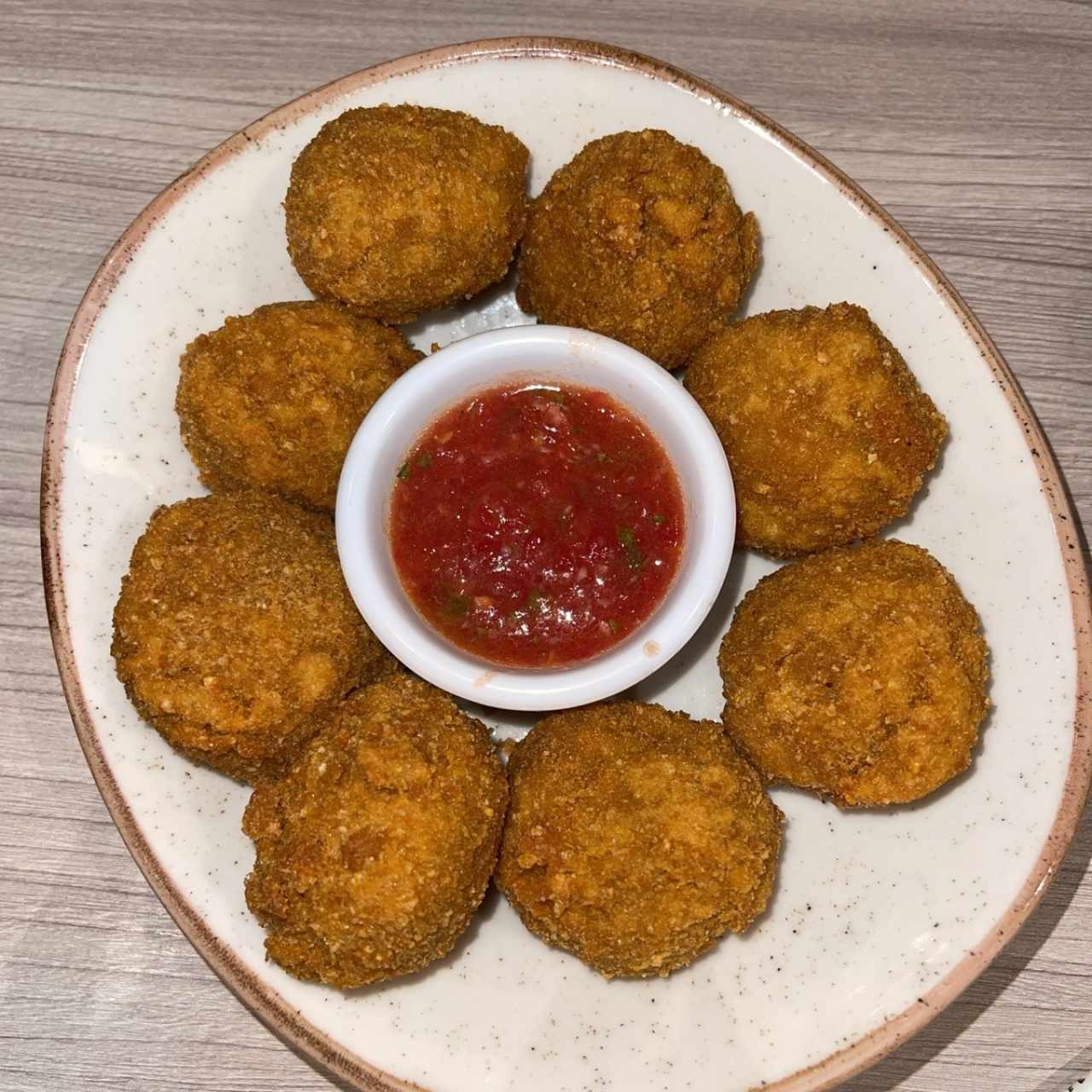 5. Champiñones apanados rellenos de Queso Feta