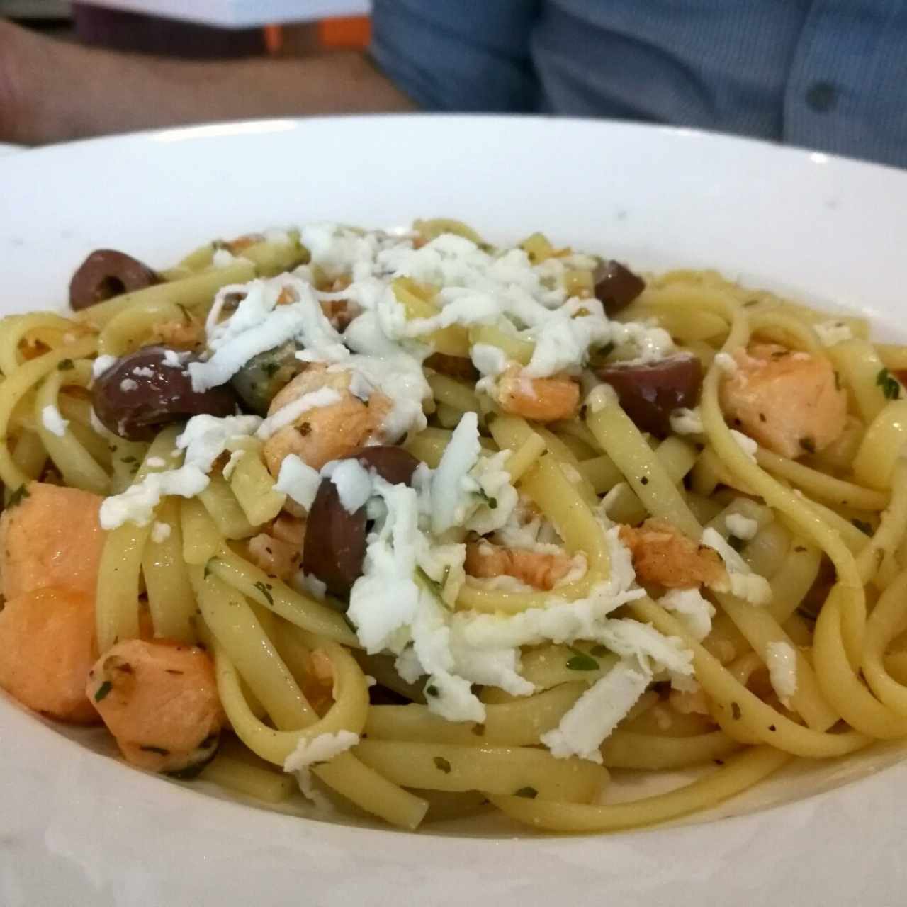 Pasta con salmón y queso feta