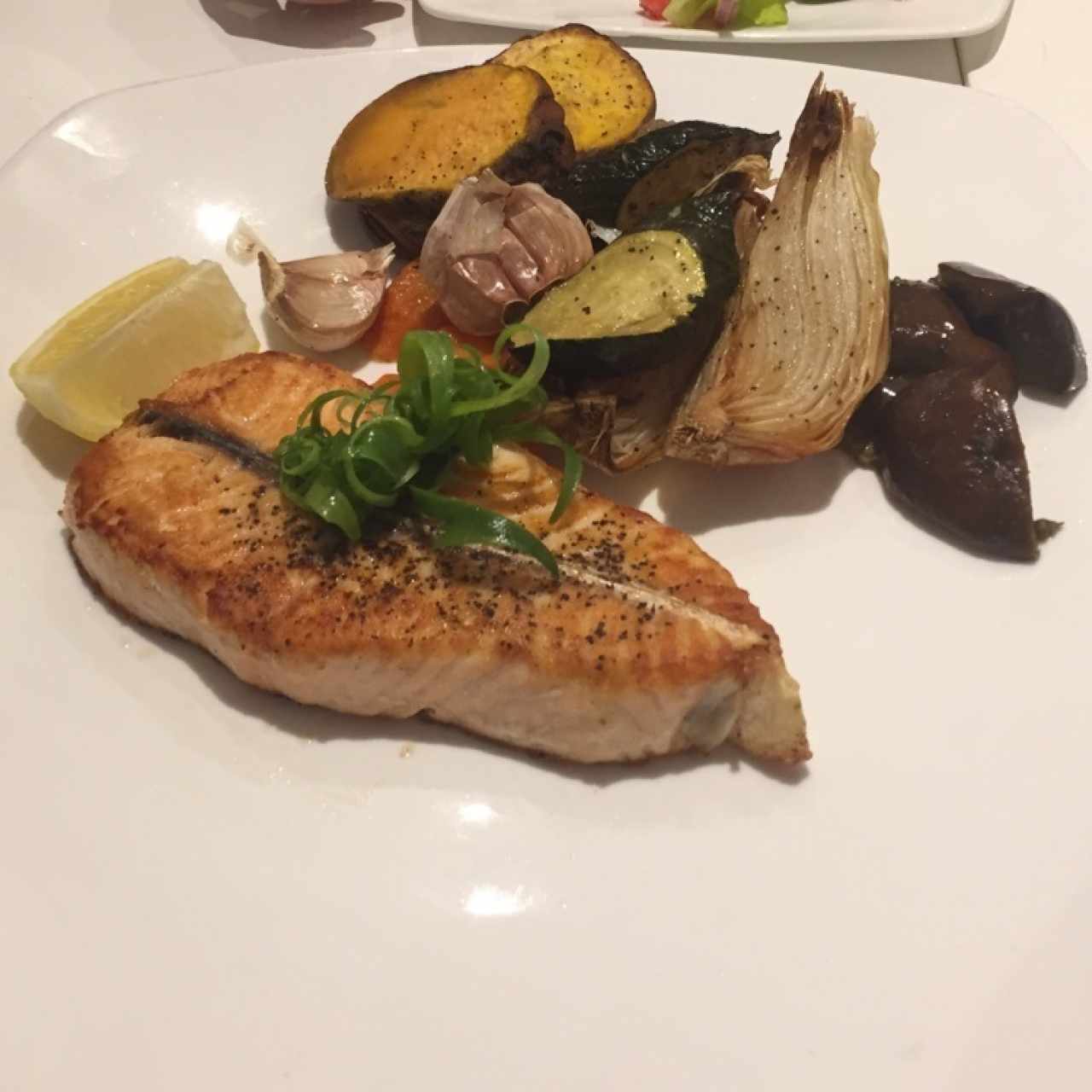 Salmón con vegetales