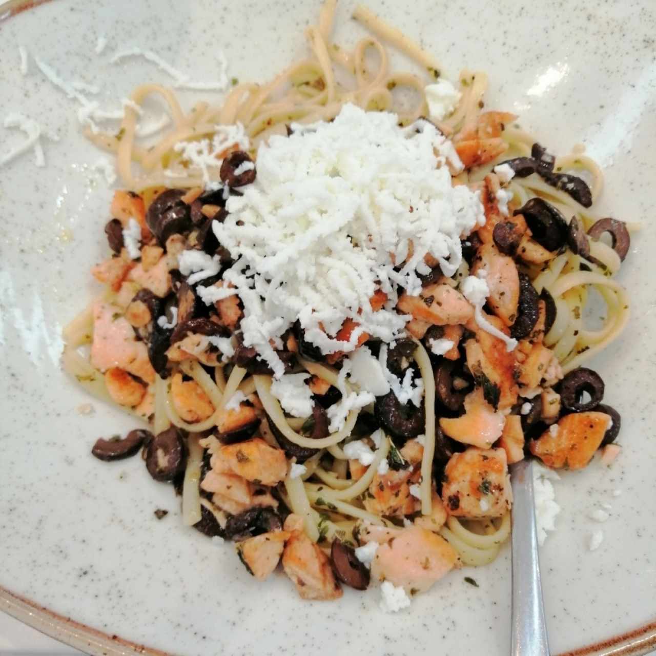 pasta al óleo con salmón y aceitunas negras