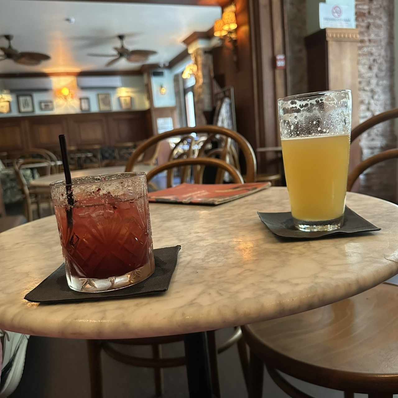 Cerveza y cóctel de saril 
