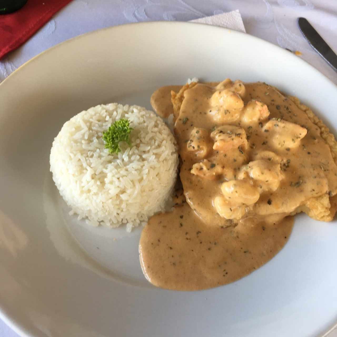 pescado en salsa de camarones