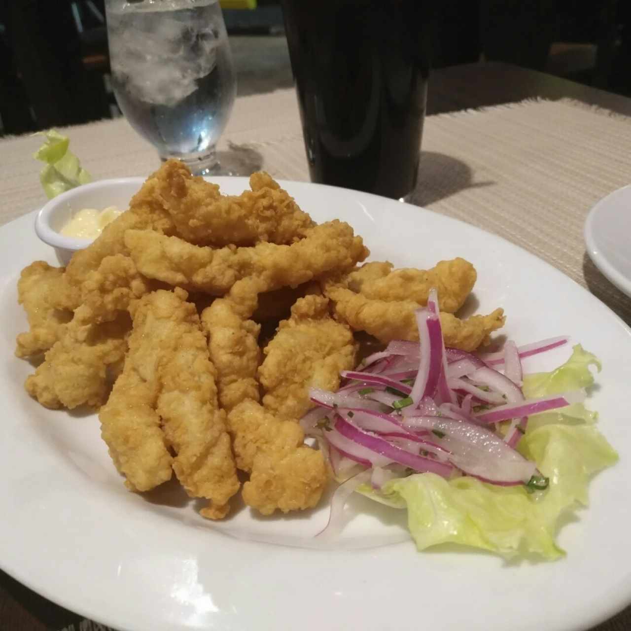 Chicharrones de pescado con chicha morada