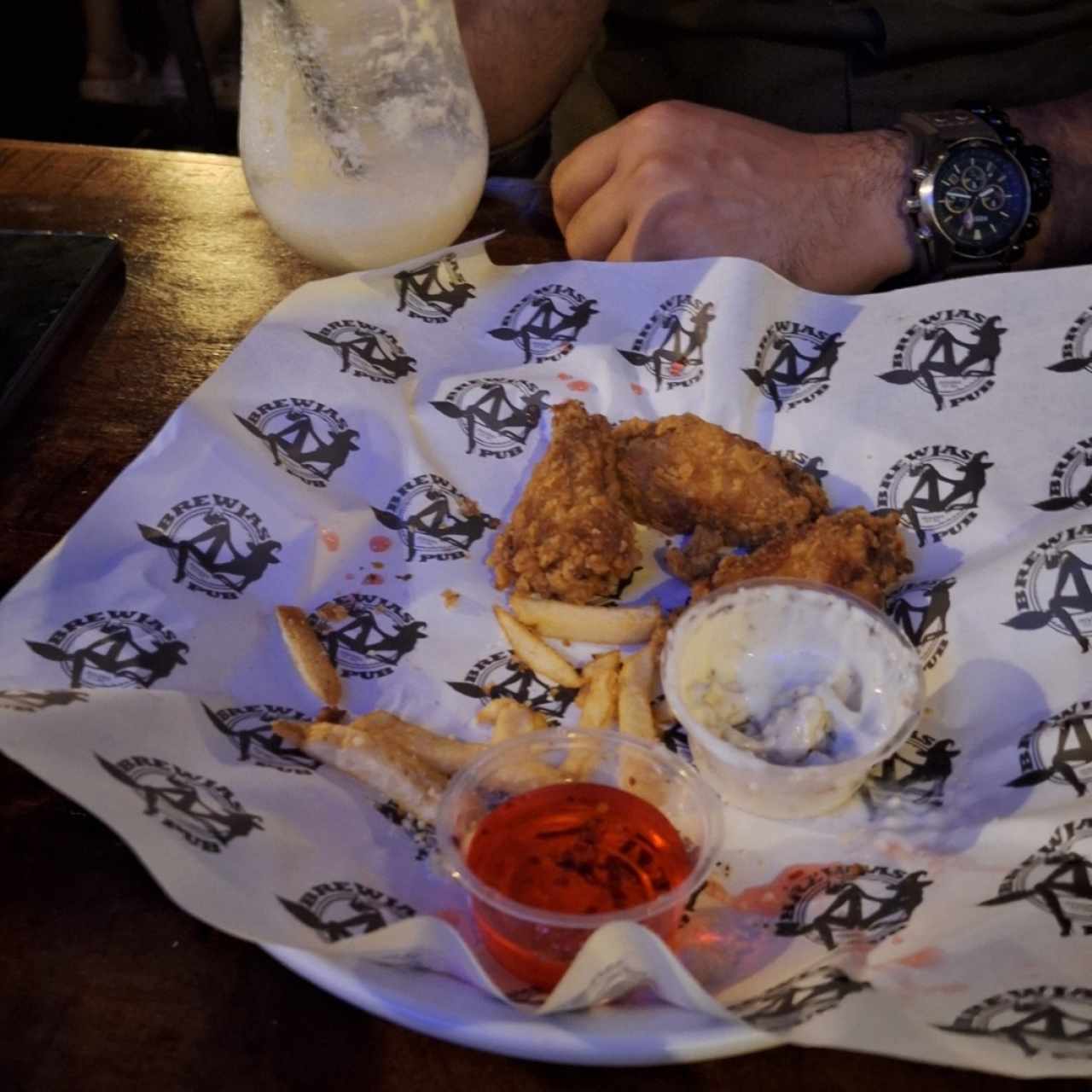Alitas Roxanne: Lo único que llegó a la mesa in a timely manner.