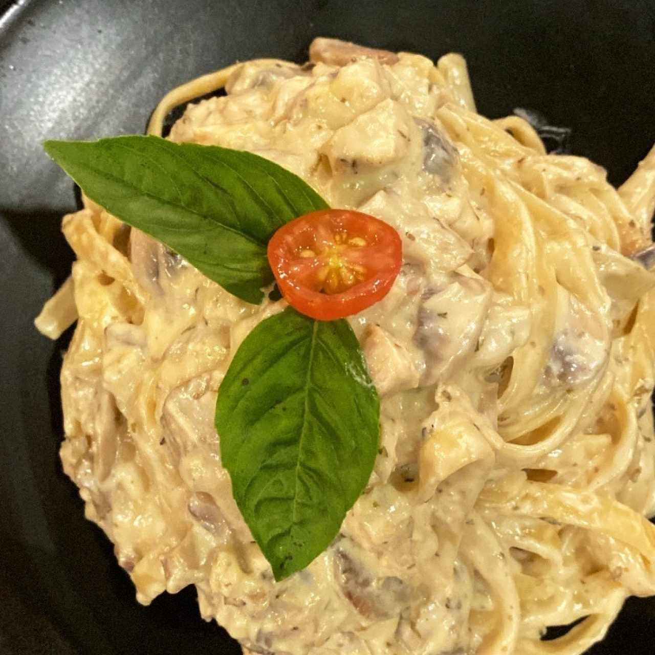 Pasta en salsa blanca con pollo y hongos 