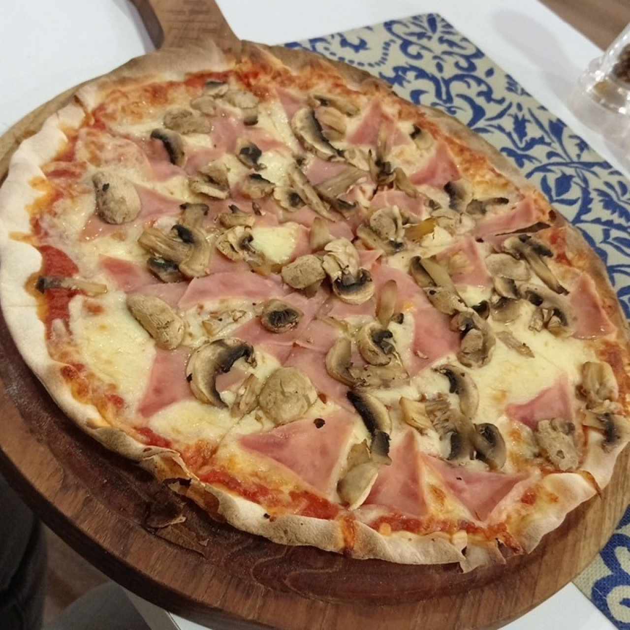 Pizza Prosciutto e Champiñones