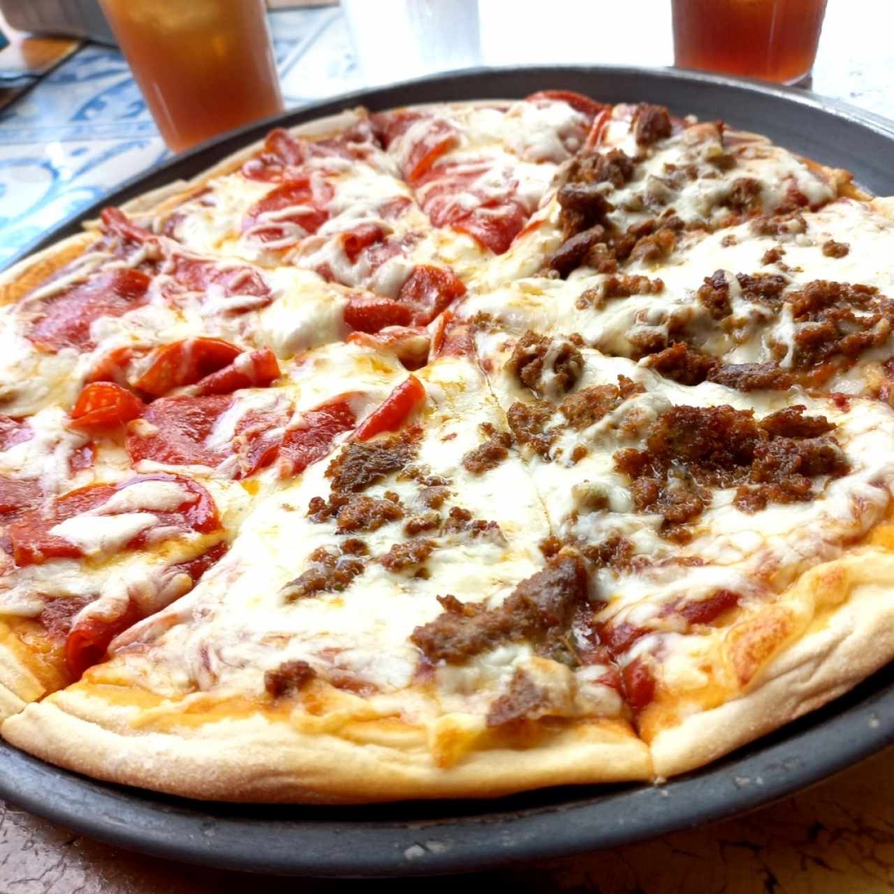 pizza carne y salchichón 