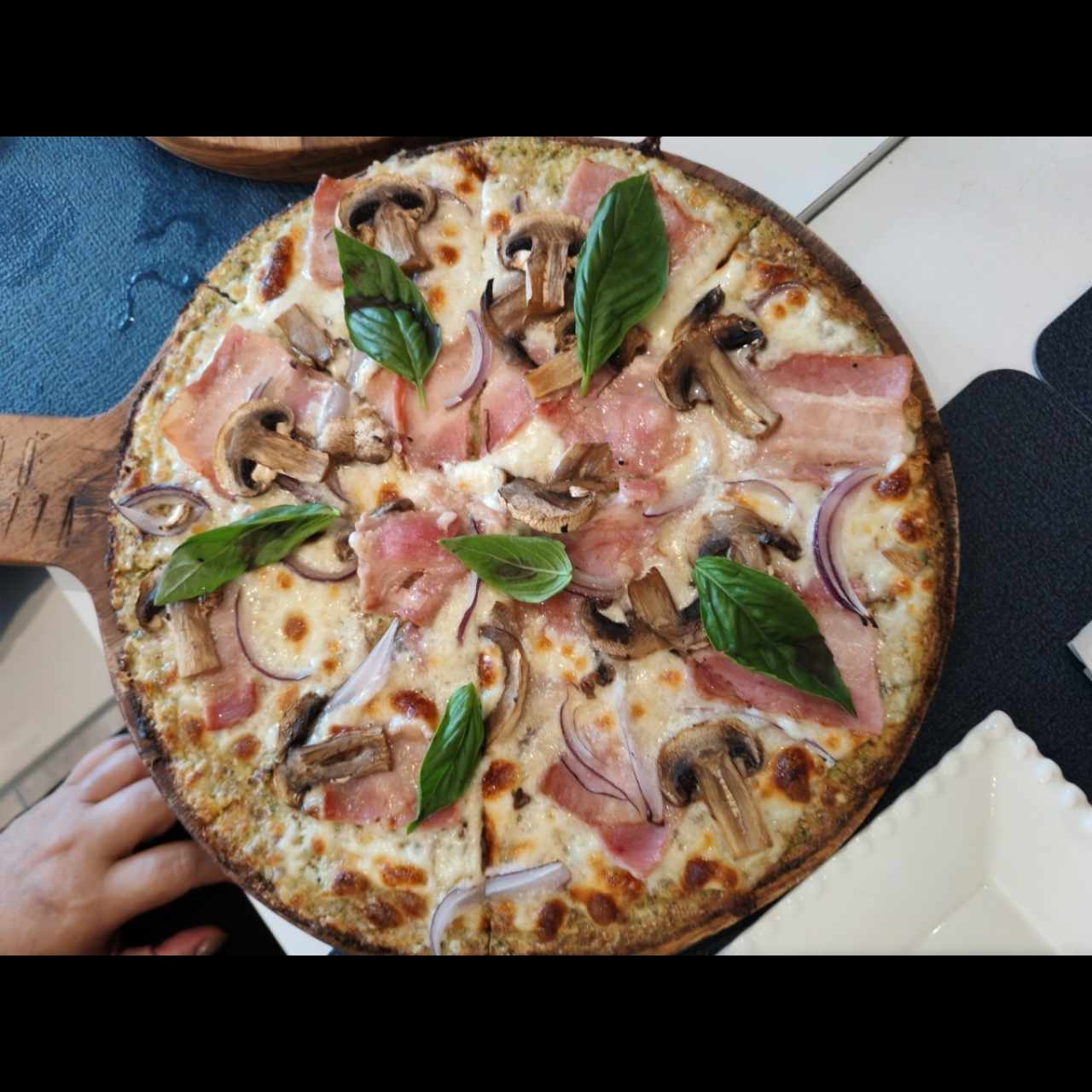 Pizza bacon con hongos y masa de coliflor 