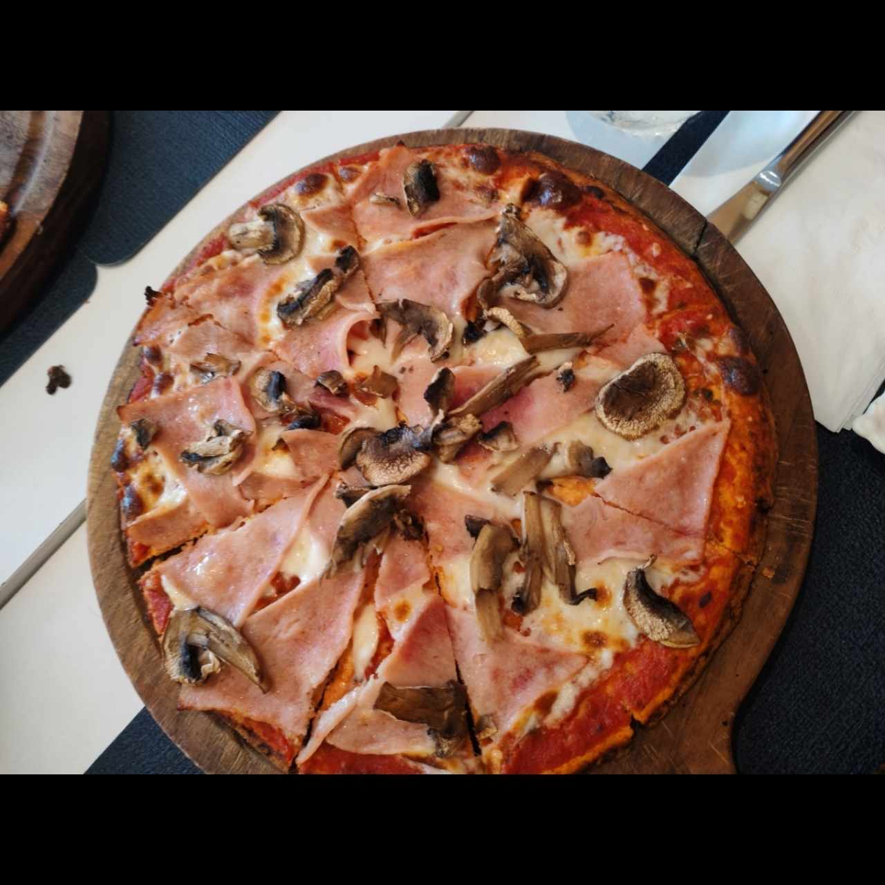 Pizza Prosciutto e Champiñones masa de pollo
