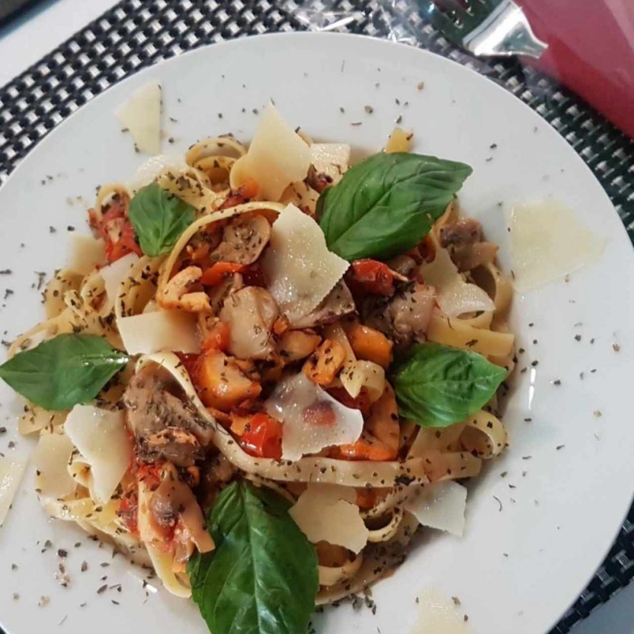 Pasta con Salsa Boscaiola