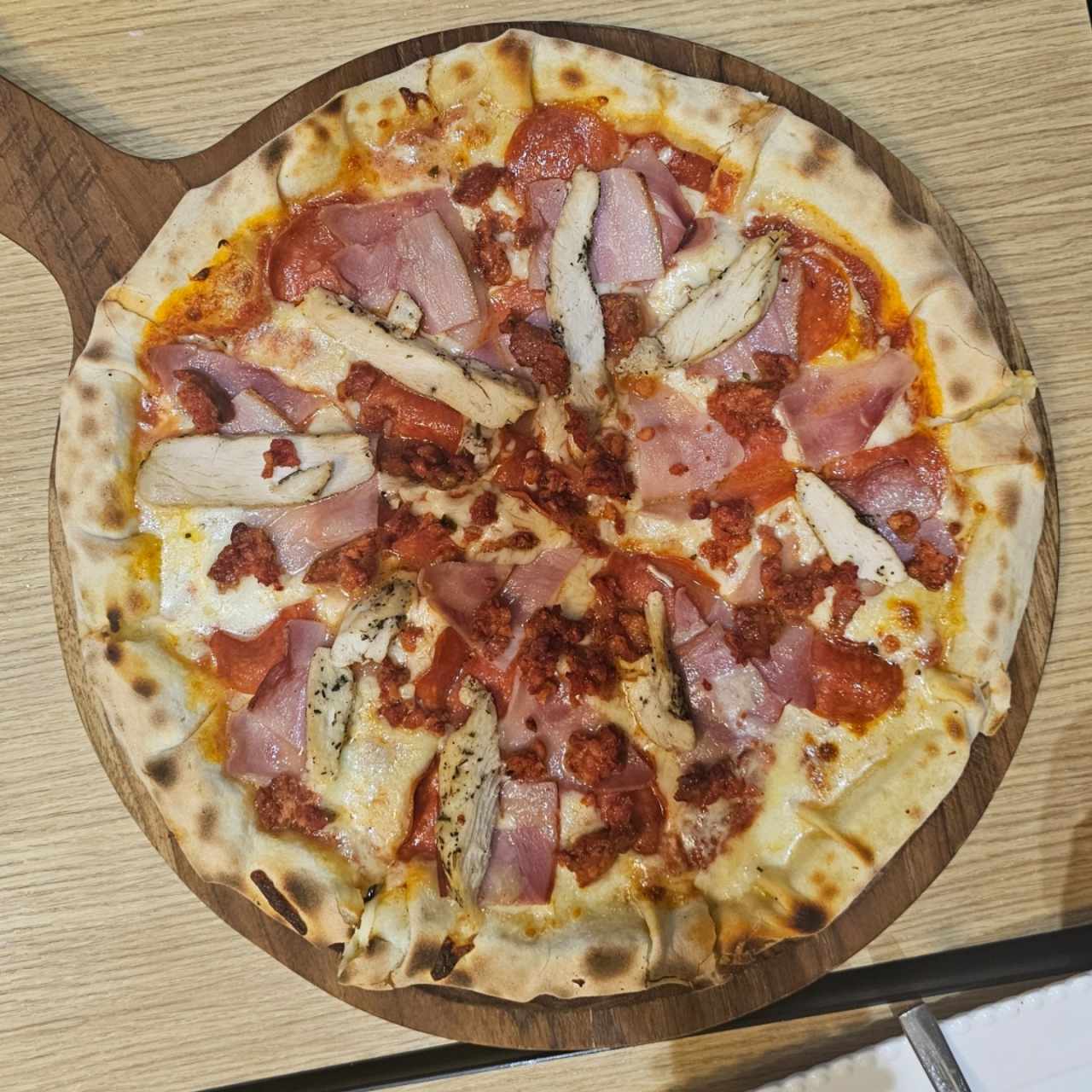 Pizze Speciali - Pizza Carnívora Familiar con borde de queso