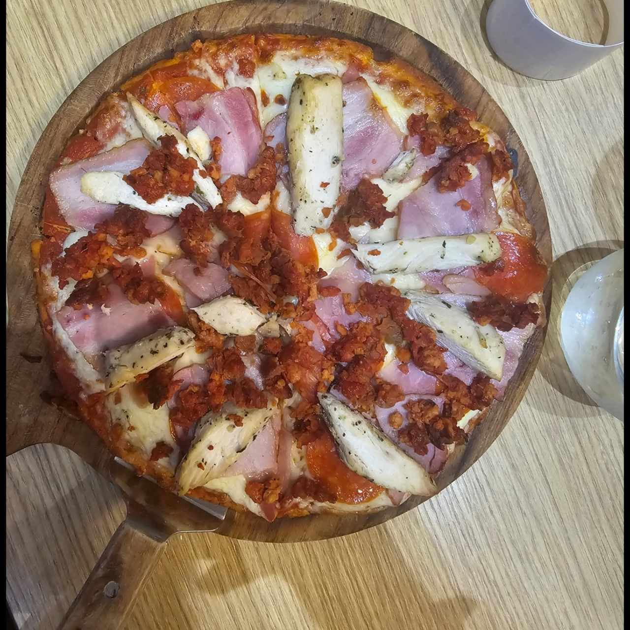 Pizze Speciali - Pizza Carnívora con masa de pollo