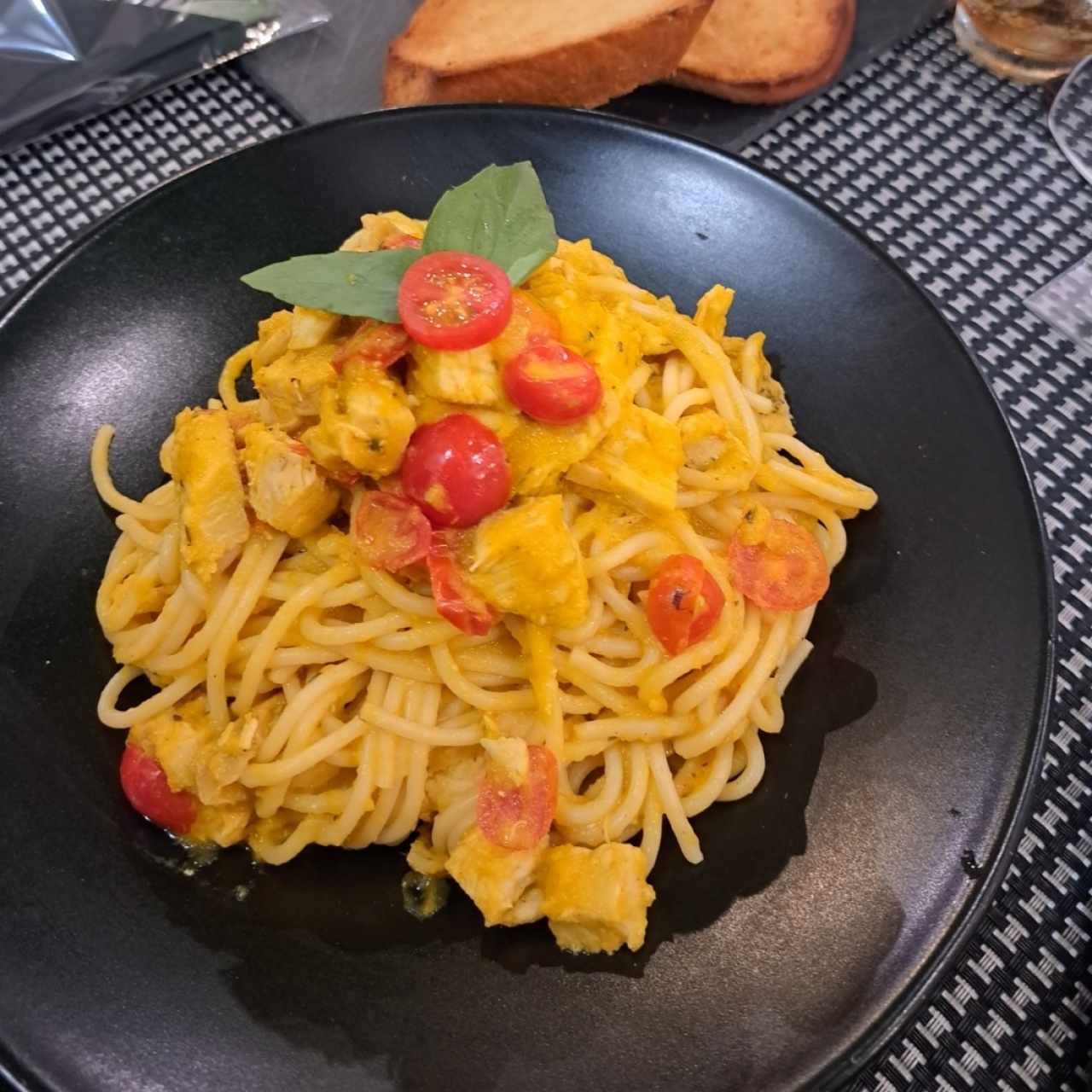 Pasta con Salsa Boscaiola