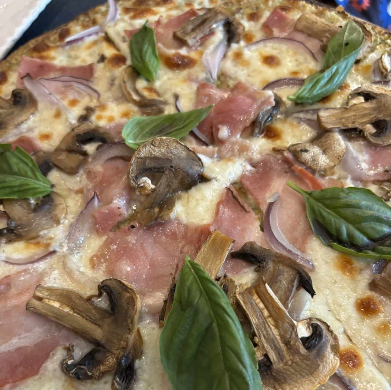 Pizza bacon y hongos 