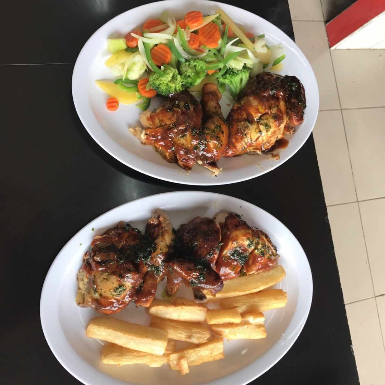 medio pollo con vegetales salteados y yuca frita 