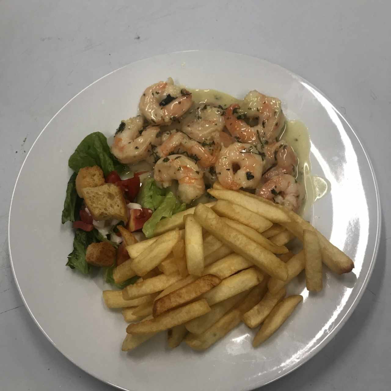 camarones en salsa de coco con papas fritas 
