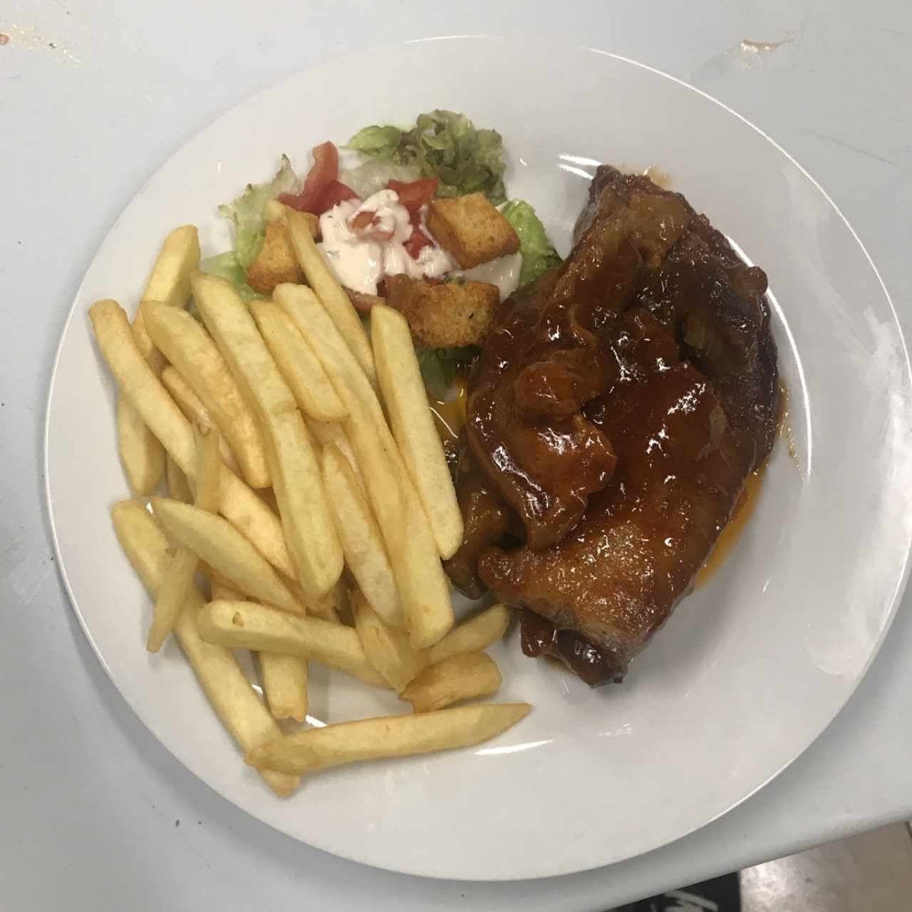 costillas com papas fritas 