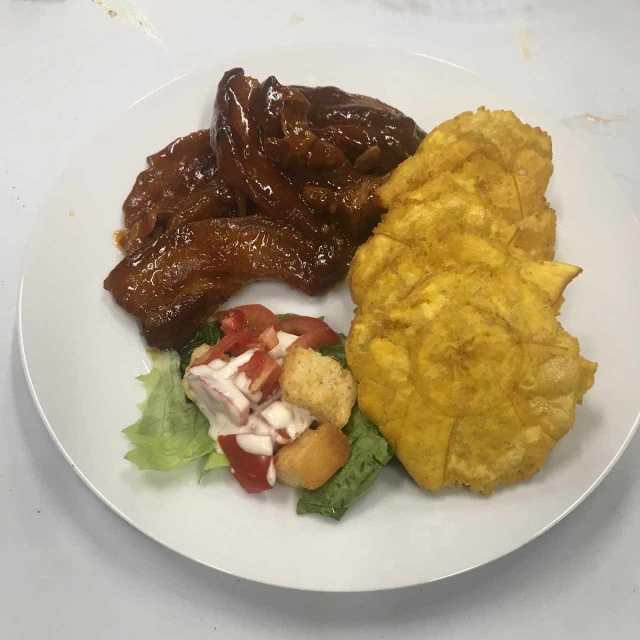 costillas con patacones 