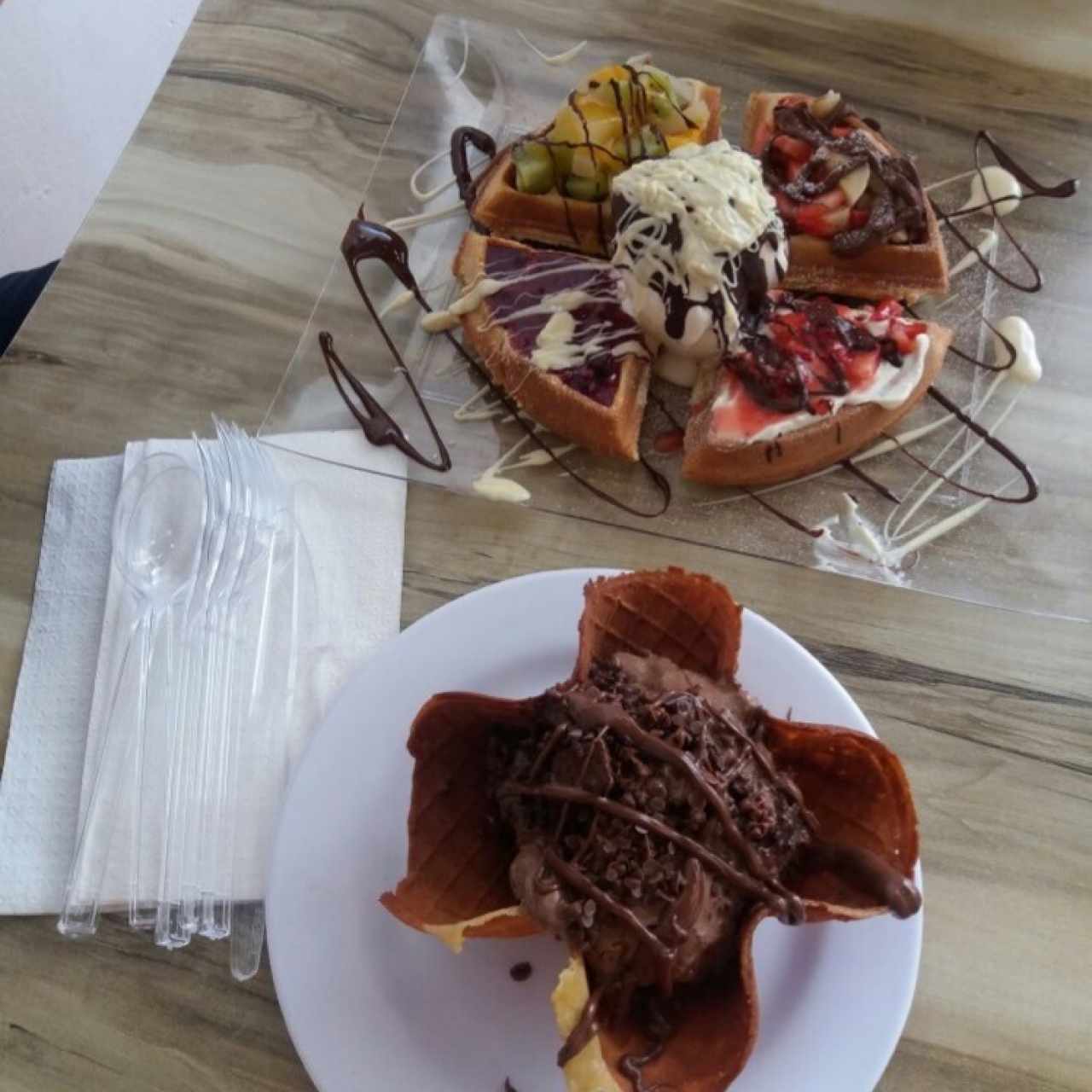 pizza de waffle y helado con brownie