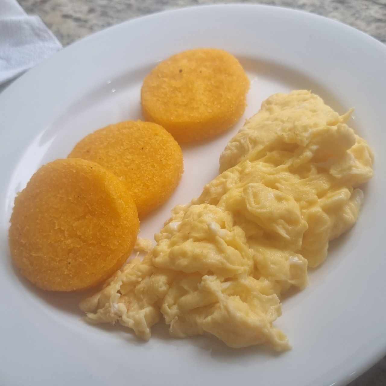 desayuno de tortillas con huevo revuelto