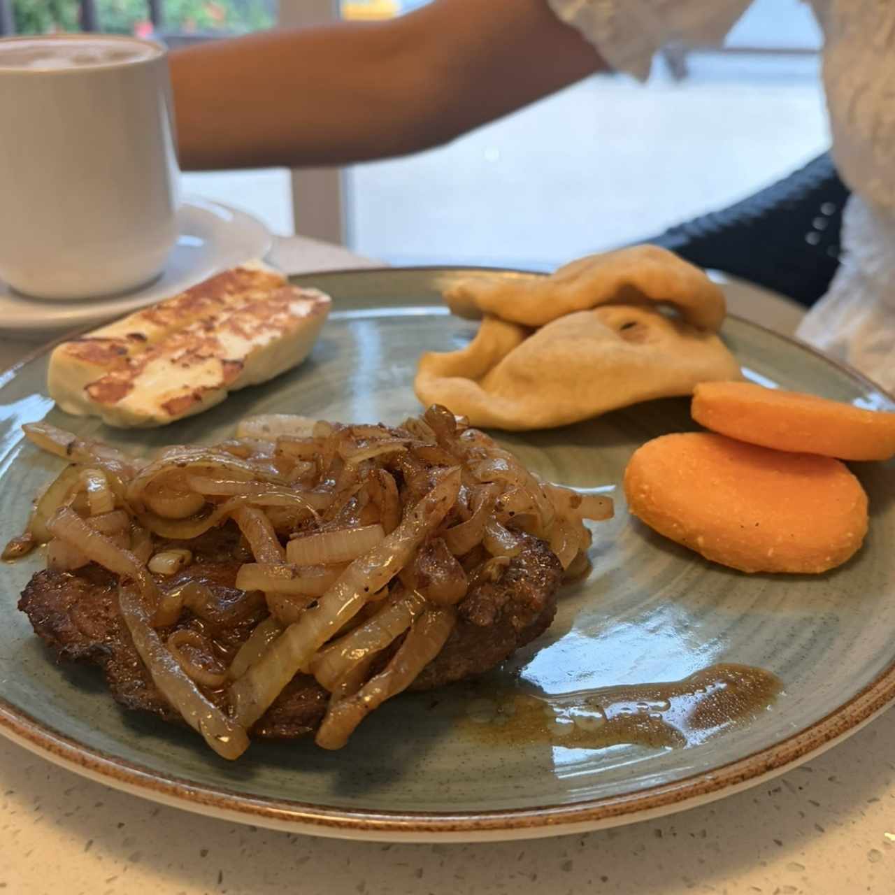Bistec Encebollado
