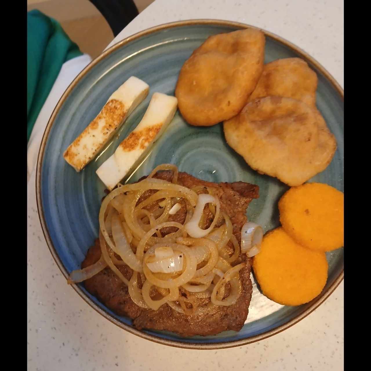 Bistec Encebollado 