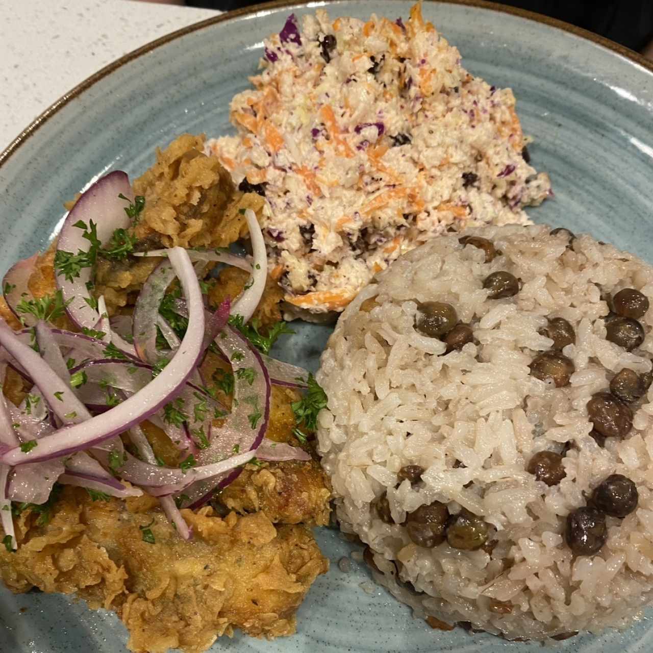 Chicharron de pescado con arroz con coco y guandu