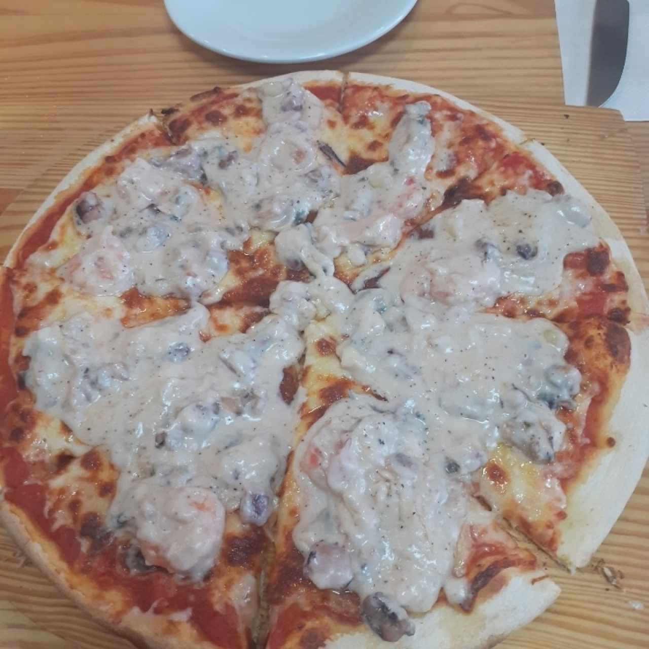 pizza con mariscos a la crema