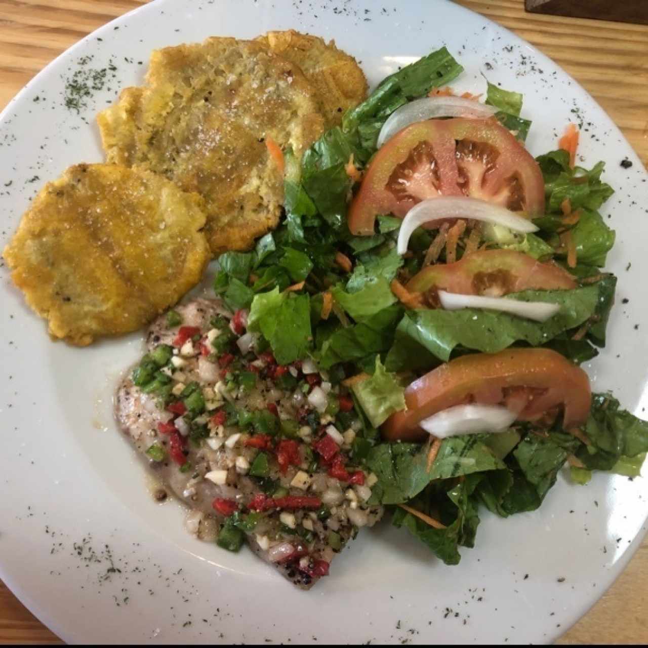 Corvina con ensalada y patacones 😋