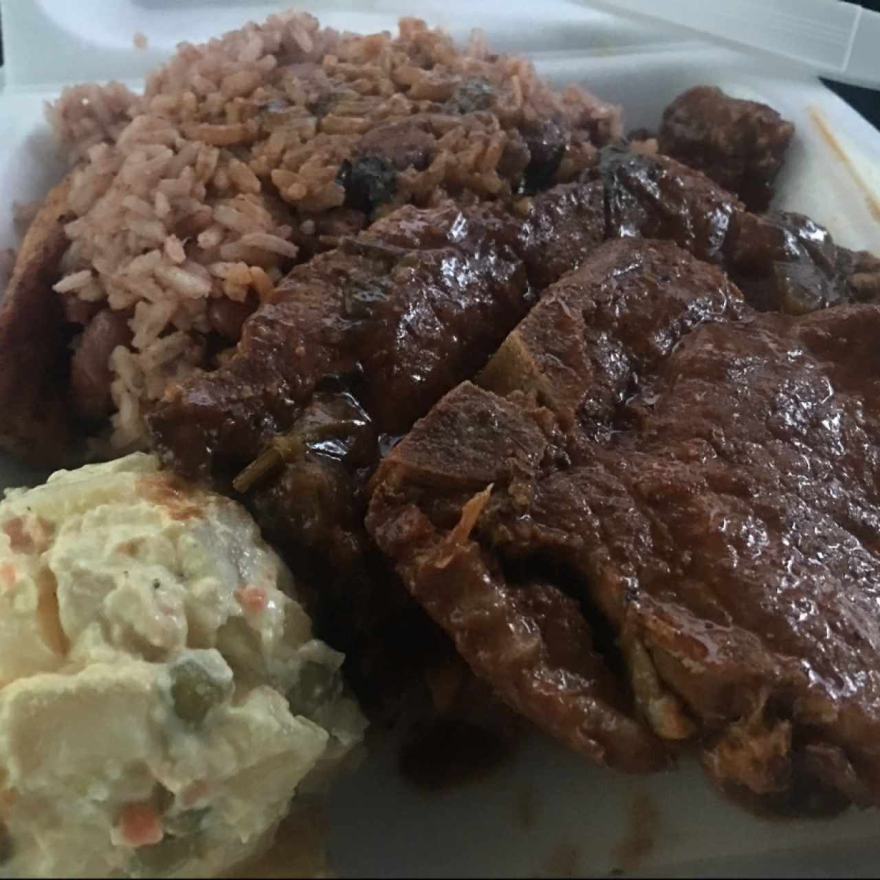 chuletas, arroz con coco y ensalada de papas