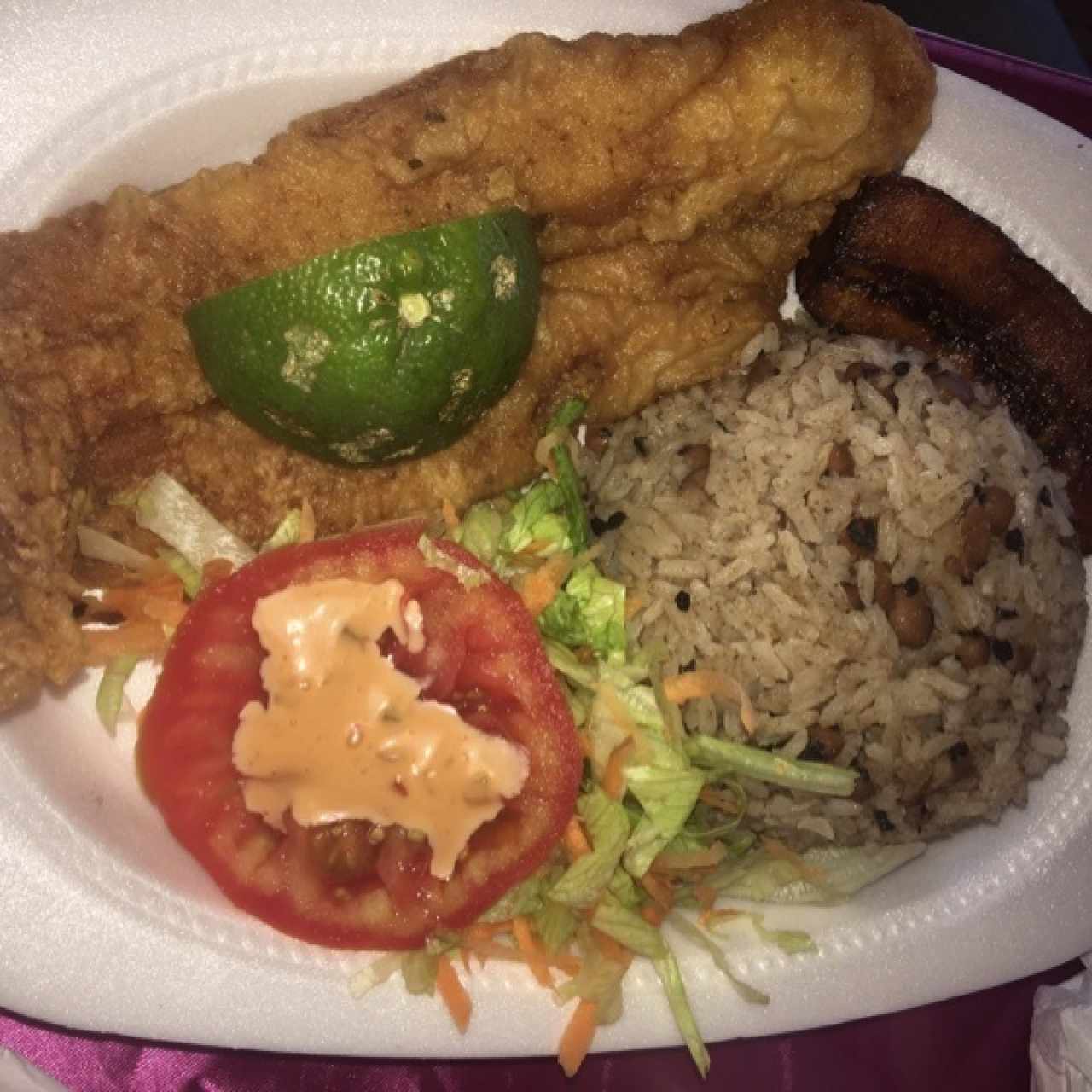 filete frito con arroz con coco y guandu