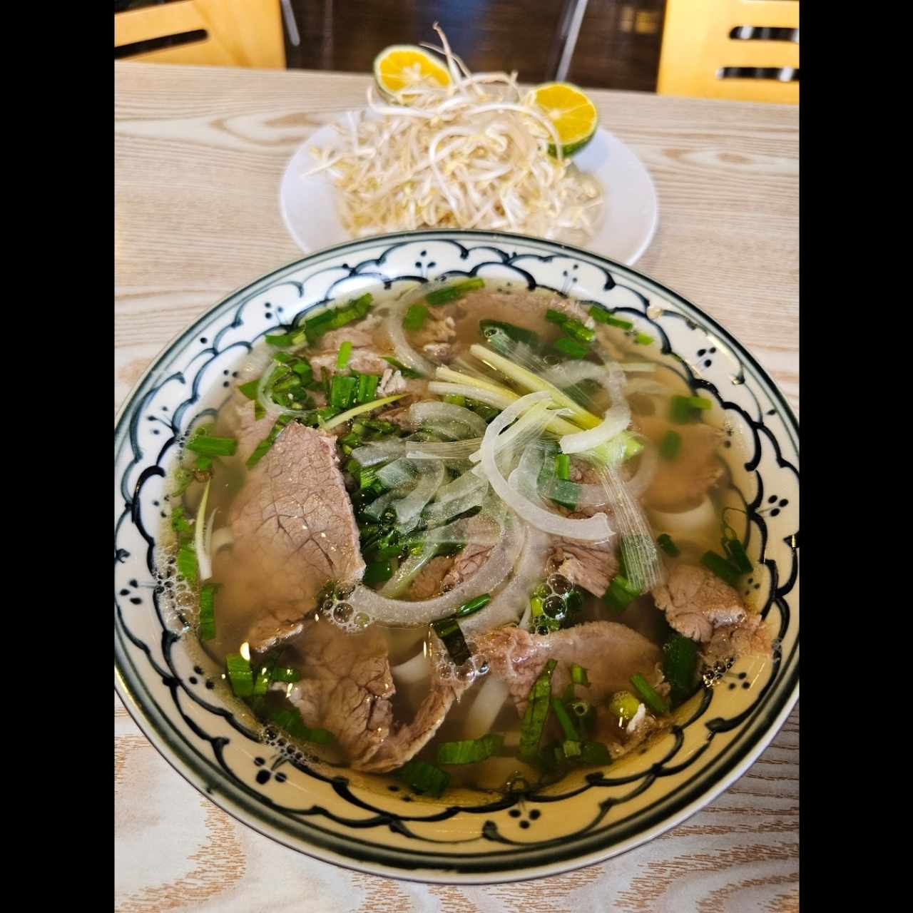 Fideos de Pho Salteados con Res y Vegetales