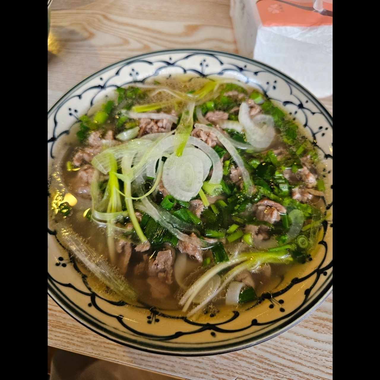 Fideos de Pho Salteados con Res y Vegetales