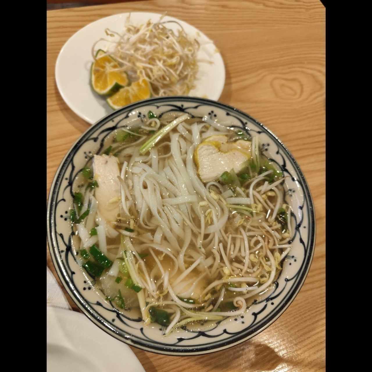 Sopa con Fideos de Arroz y Pollo
