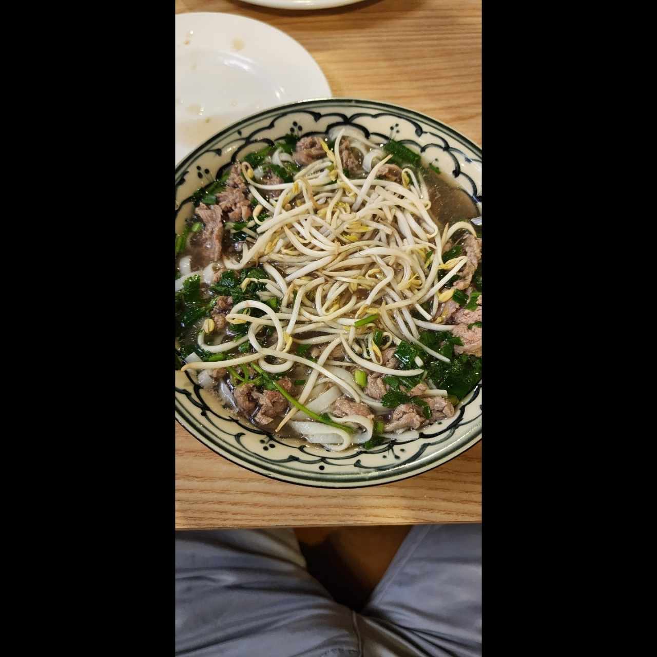 Sopa con fideos de Arroz y carne de Res medio Cocida