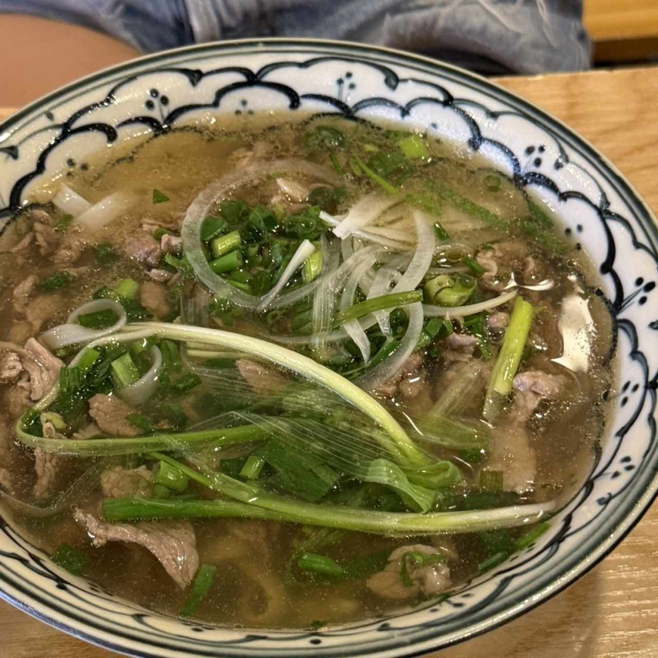 Fideos de Pho Salteados con Res y Vegetales