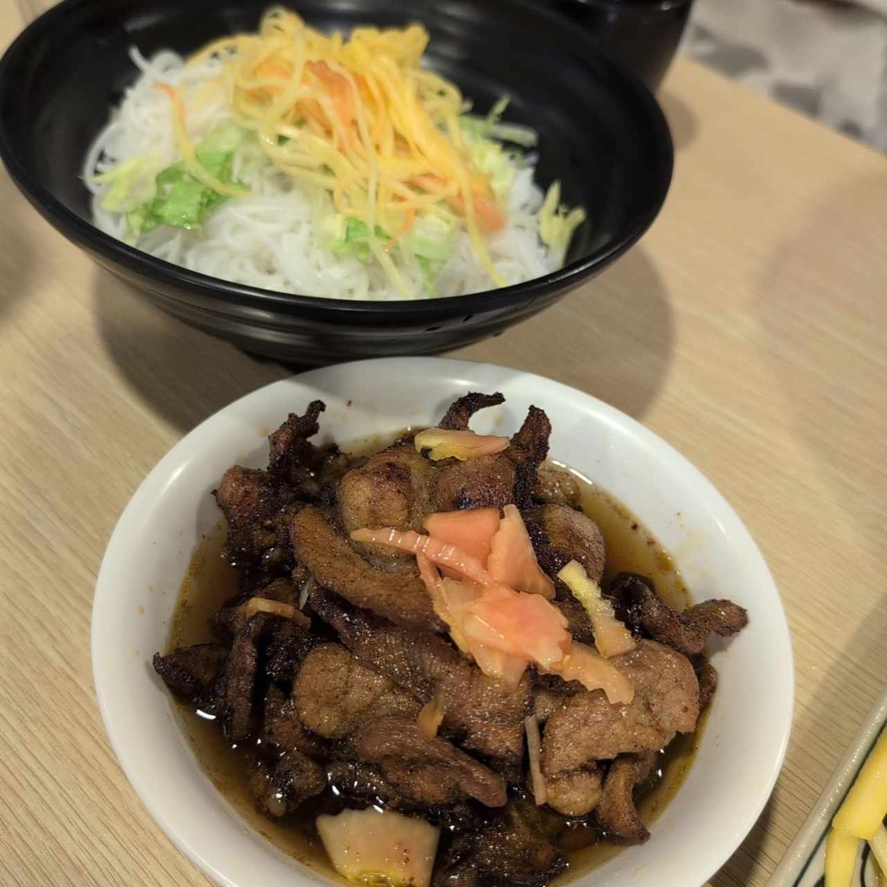 Fideos de Arroz con Bolitas de Puerco,Puerco Asado y Salsa Vietnamita