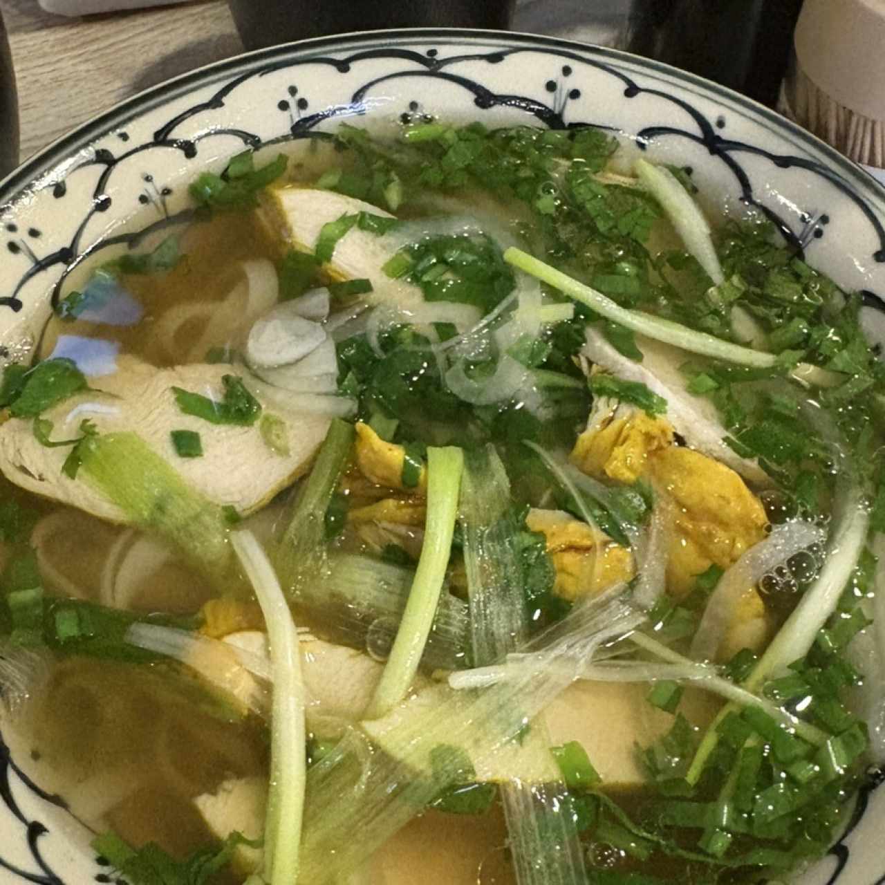 Sopa con Fideos de Arroz y Pollo