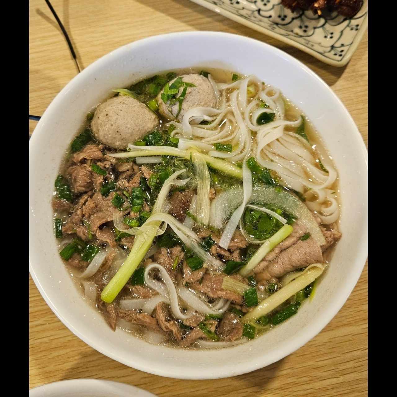 Sopa con Fideos de Arroz con bolas de res y Res