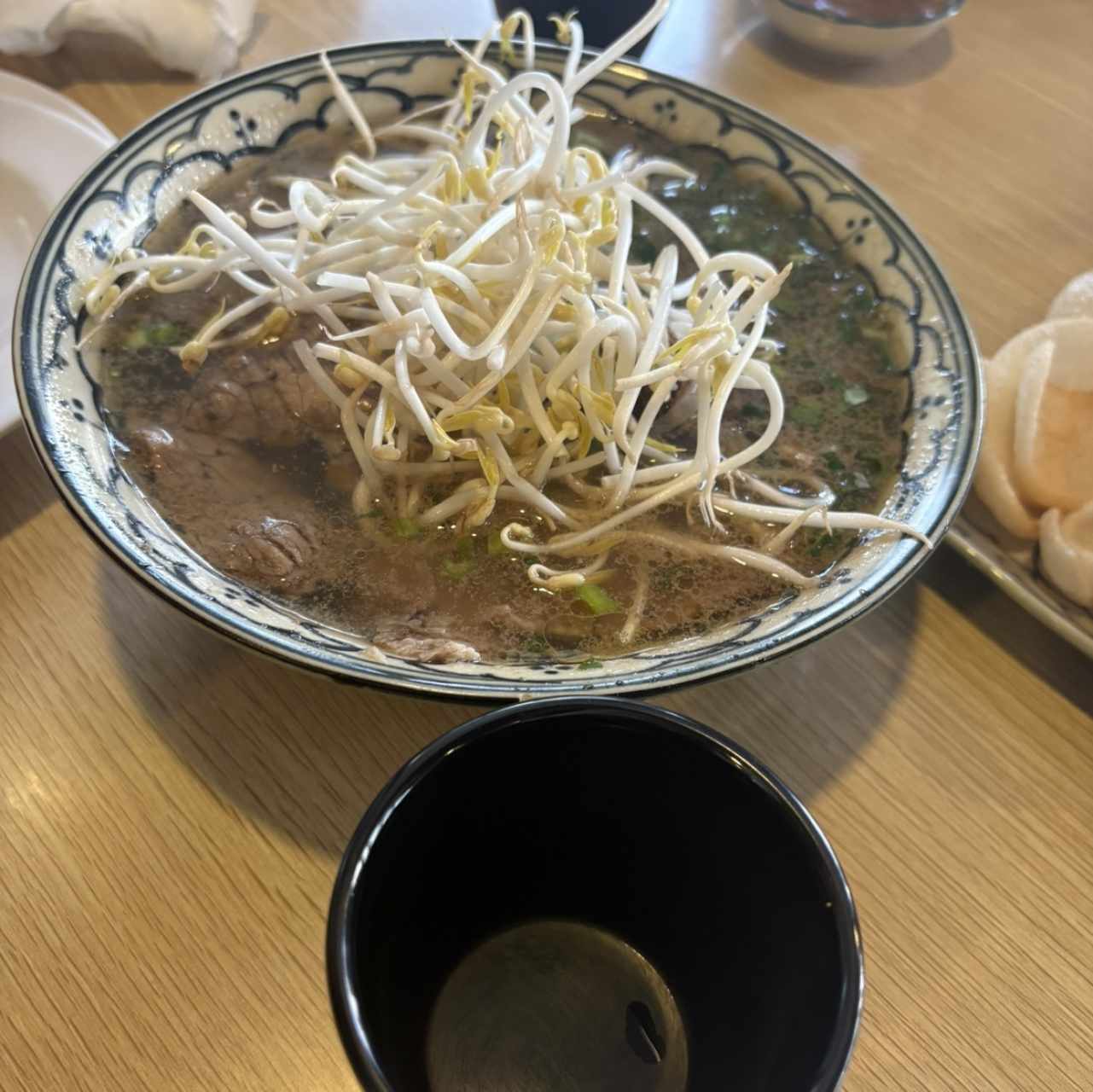 Sopa con Fideos de arroz y Carne de Res Salteada