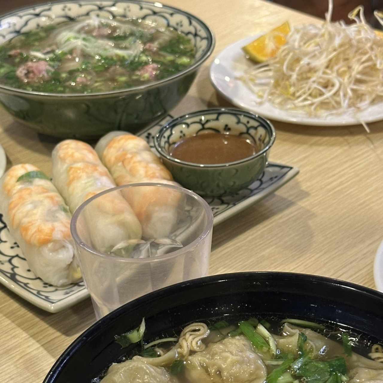 Sopa con Fideos de Arroz y Carne de Res Bien Cocida