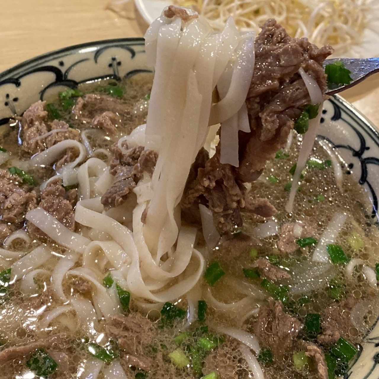 Fideos de Pho Salteados con Res y Vegetales