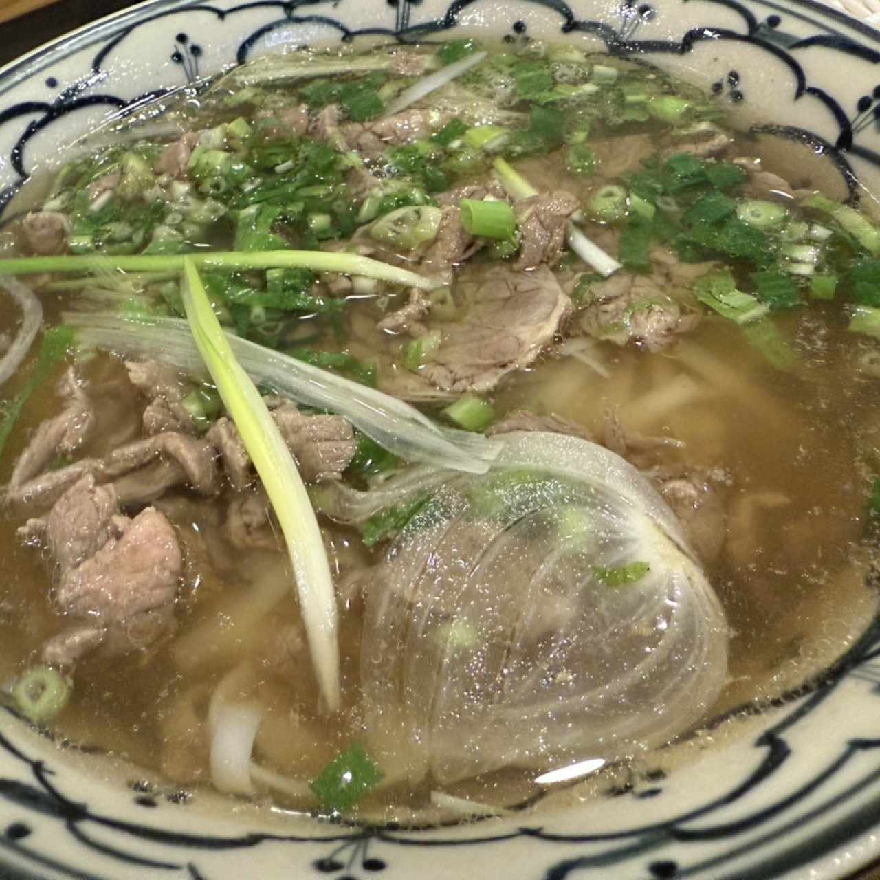 Sopa con fideos de Arroz y carne de Res medio Cocida