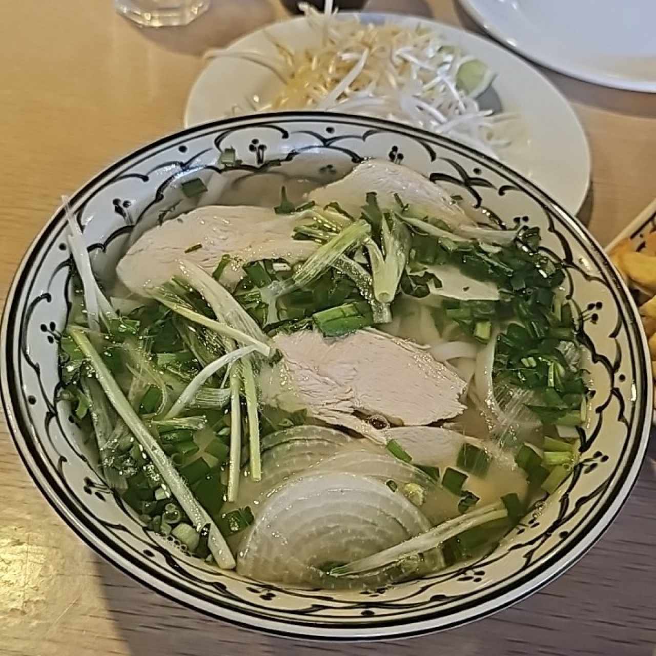 Sopa con Fideos de Arroz y Pollo