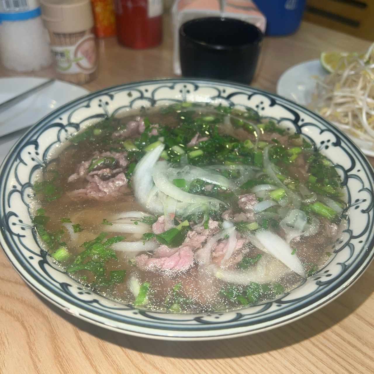 Sopa con fideos de Arroz y carne de Res medio Cocida